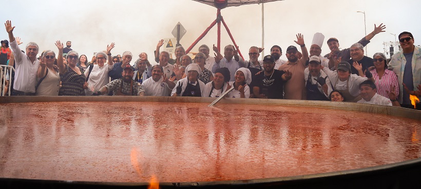Programa Amar Los Vilos celebró con nueva versión de la carbonada de locos más grande de Chile